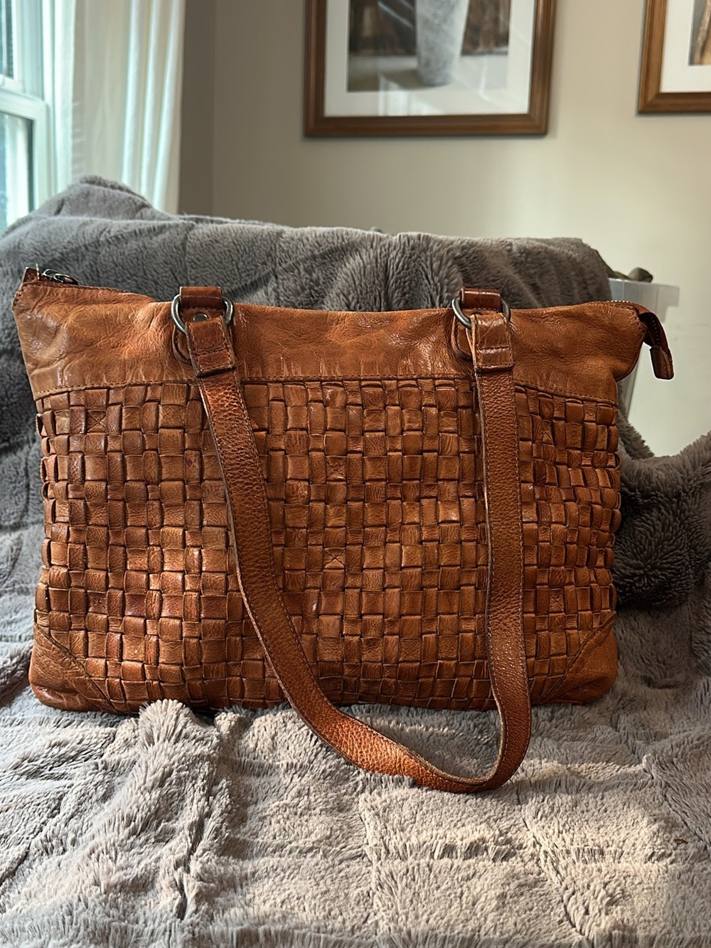 VILENCA (Anthropologie)
Brown Distressed Leather
Laptop/Tote Bag 11x13.5 (bags26